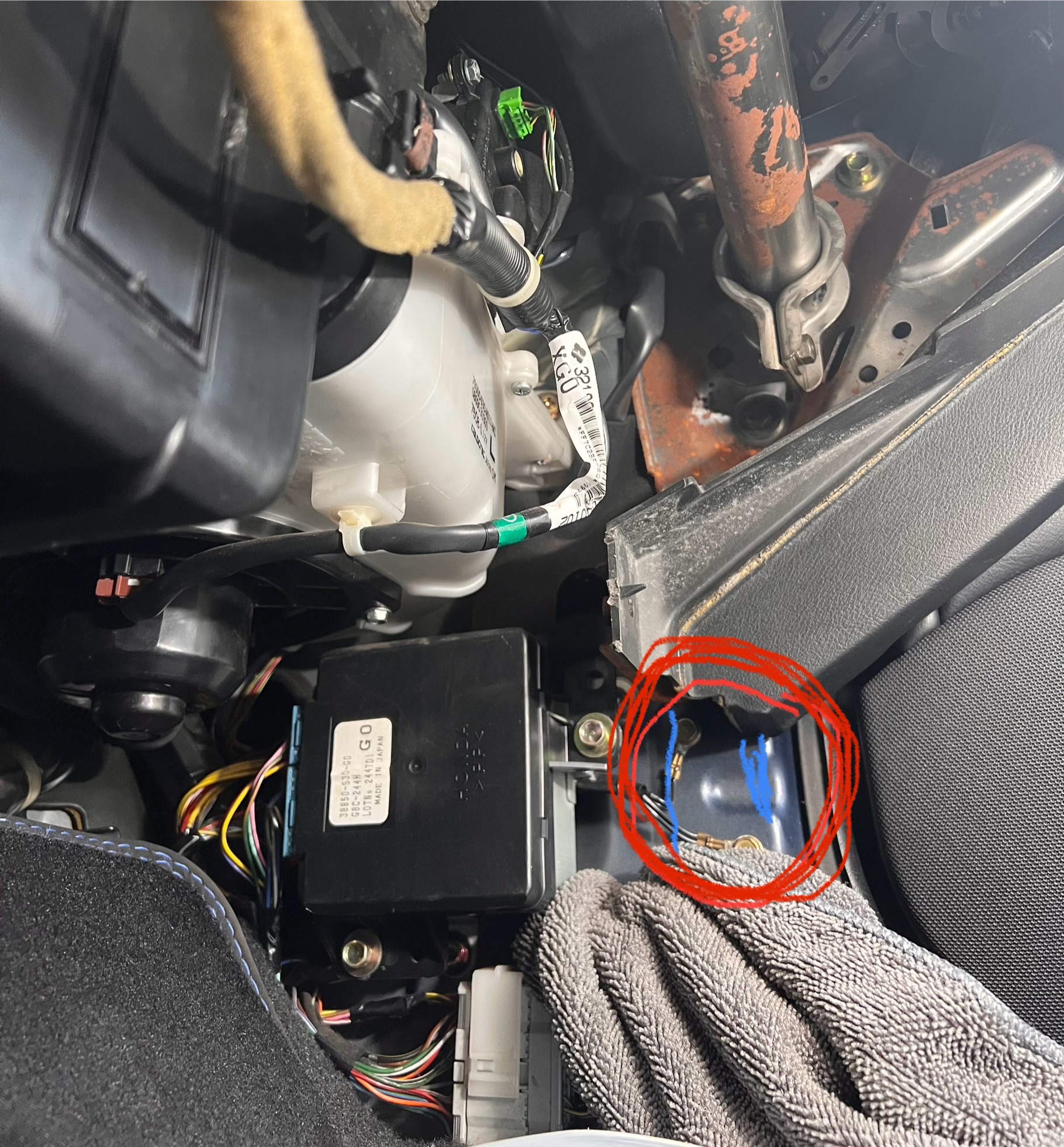 In dem Rot markierten Bereich tritt das Wasser an den beiden Blau markierten Stellen das erste mal auf. Zuerst (nach ca. 30sek Wasser zugabe) rechts der Erdung (vermute mal das es eine ist) und dann (nach ca.30 weiteren sek) links der oberen Erdung… das Wasser fließt die innen Wand herunter, also hinter dem halb verrosteten Blech! Vermute mal das wird schon lange ein Problem gewesen sein, wurde mir beim verkauf aber leider verschwiegen:(