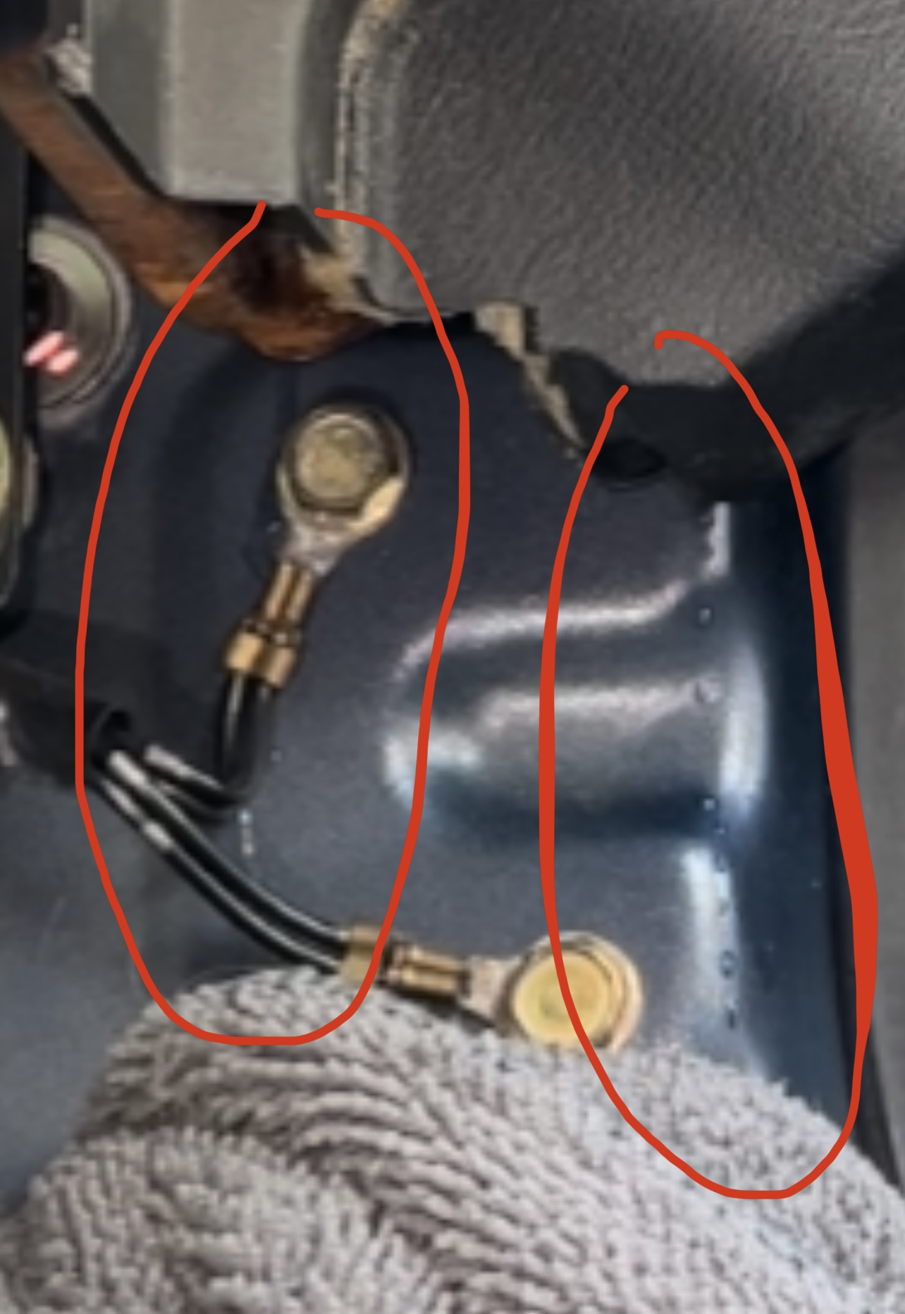 Leider kann ich kein Video anhängen, das ist die Menge Wasser (+5 Tropfen mehr) nach ca. 1:30min Wasser Zugabe. Trocken gemacht… gleiche Stelle nocheinmal mit locker 10L Wasser begossen und es kam kein Tropfen mehr…. genau das gleiche passiert auch in der Waschanlage, da fängst kurz an und dann ist es wieder vorbei, egal wie viel Wasser übers Auto gegossen wird! Regnet es aber eine längere zeit wird es eine ganze Menge, das erste mal als es mir aufgefallen ist habe ich tagelang mit einem Heißluftgebläse und Handtüchern locker 3-5L aus meinem Wagen geholt :/